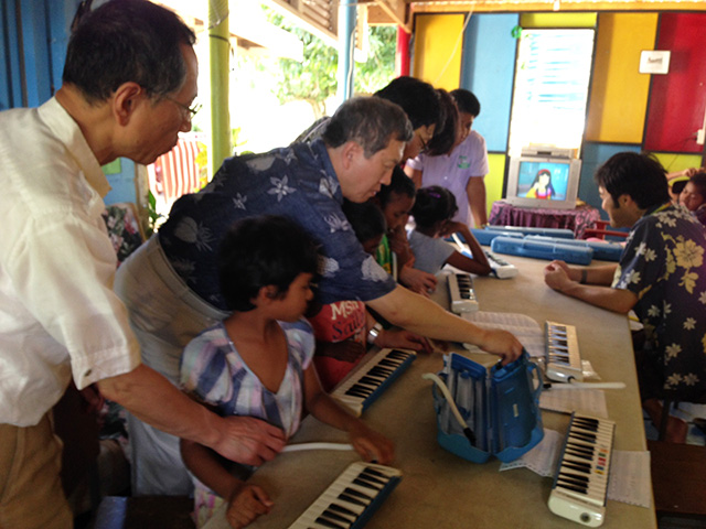 フィジー・ナンディーロータリークラブを通じ学童支援プロジェクト～鍵盤ハーモニカの寄贈